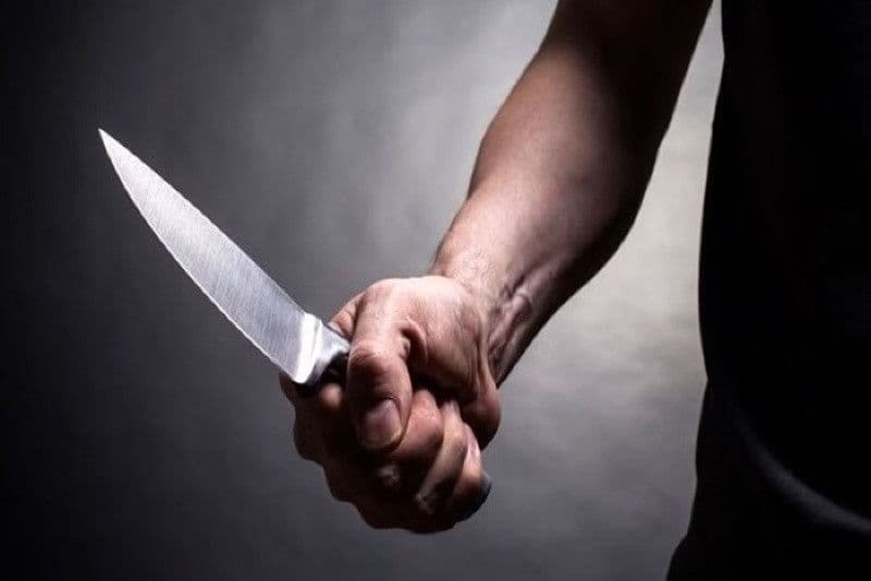 Homem é assassinado a facadas durante briga e mulher é agredida com garrafada